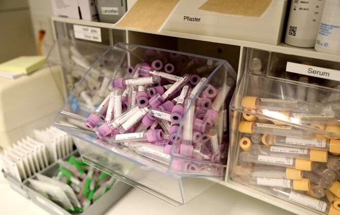 Corona test smybol symbolbild symbolfoto