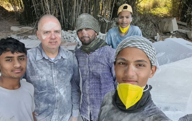 Bildhauer Christoph Traub aus Schorndorf bei der Arbeit  in Indien