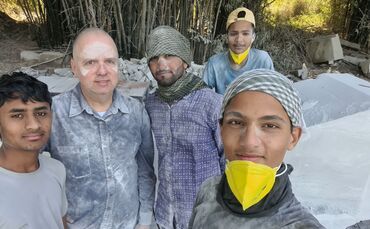Bildhauer Christoph Traub aus Schorndorf bei der Arbeit  in Indien