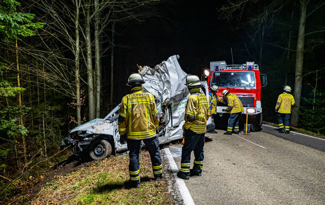Tragischer tödlicher Unfall - Van kommt in Rechtskurve links von der Fahrbahn ab und kracht gegen Baum