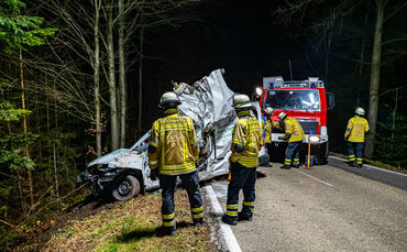 Tragischer tödlicher Unfall - Van kommt in Rechtskurve links von der Fahrbahn ab und kracht gegen Baum
