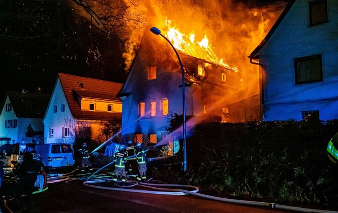 Gebäudevollbrand - Flammen in allen Stockwerken - Feuerwehr Stuttgart im Großeinsatz