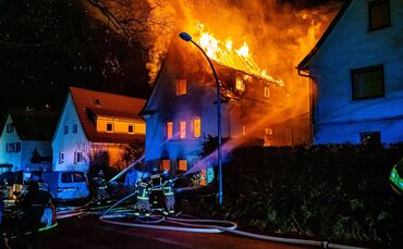 Gebäudevollbrand - Flammen in allen Stockwerken - Feuerwehr Stuttgart im Großeinsatz