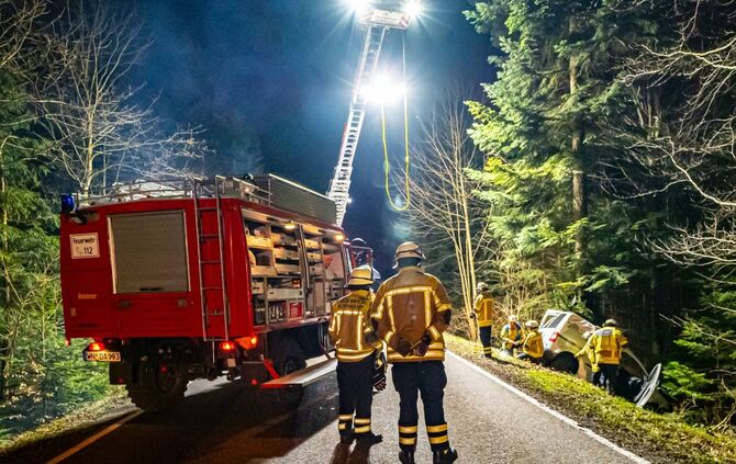 Tragischer tödlicher Unfall - Van kommt in Rechtskurve links von der Fahrbahn ab und kracht gegen Baum