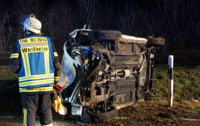 Auto prall gegen Baum und überschlägt sich_0