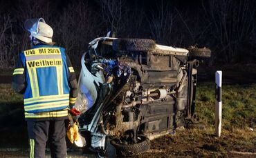 Auto prall gegen Baum und überschlägt sich_0