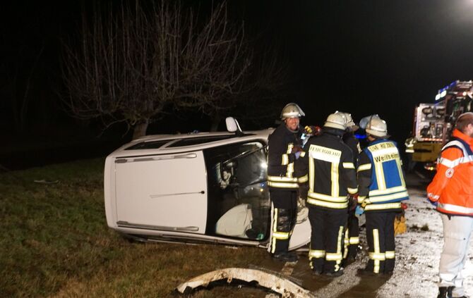 Auto prall gegen Baum und überschlägt sich_1