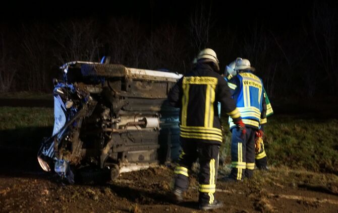 Auto prall gegen Baum und überschlägt sich_2