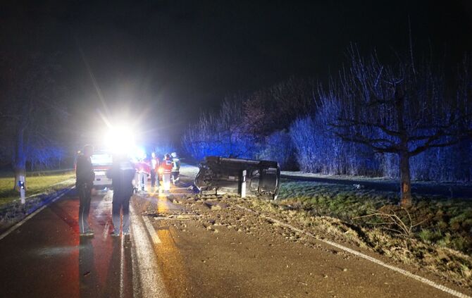 Auto prall gegen Baum und überschlägt sich_3