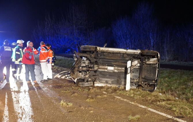 Auto prall gegen Baum und überschlägt sich_4