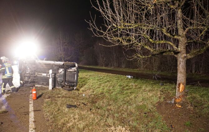 Auto prall gegen Baum und überschlägt sich_5