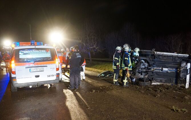 Auto prall gegen Baum und überschlägt sich_6