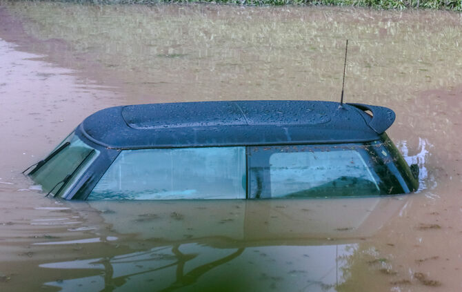 Mini abgesoffen, Straße nach Unwetter überflutet, Berliner Str., Murrhardt, 22.05.2023.