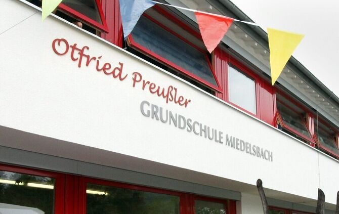ACHTUNG MONTAGE, DIESE SZENE HAT ES SO NIE GEGEBEN, BITTE ALS MONTAGE KENNZEICHNEN.Schulfest und feierliche Umbenennung der Gr