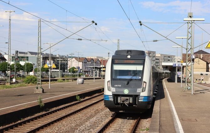 S-Bahn Symbol Symbolfoto Symbolbild Zug Sbahn s2 s3 s1 bahnhof