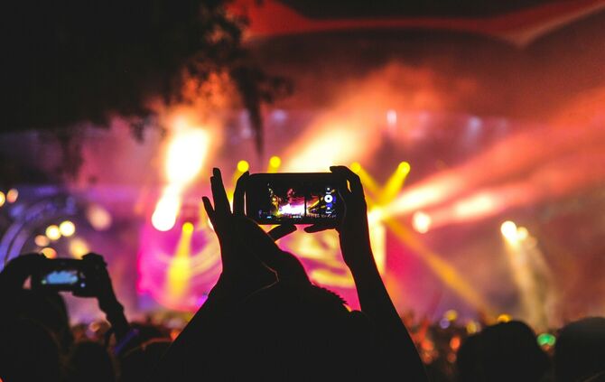 konzert festival konzerte show musik musiker sänger sängerin symbol symbolfoto symbolbild