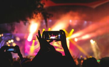 konzert festival konzerte show musik musiker sänger sängerin symbol symbolfoto symbolbild