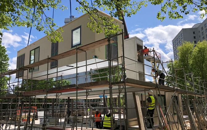 So sieht es aus, wenn ein Modul auf der Baustelle platziert wird_0