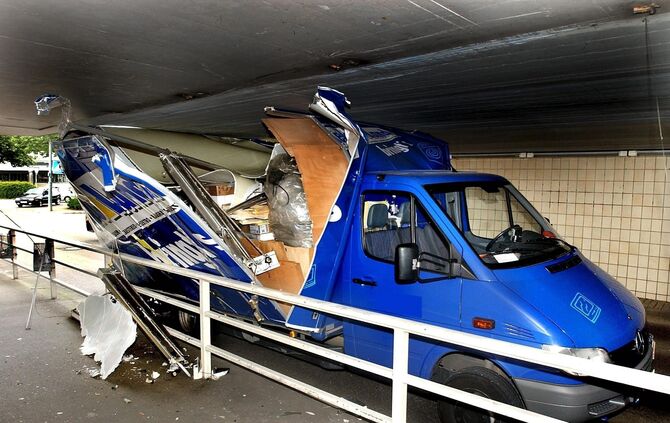 Unfall 24.07.2002 LKW steckt unter Bahnbruecke Beutelsbach fest