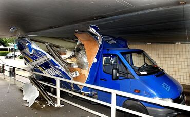 Unfall 24.07.2002 LKW steckt unter Bahnbruecke Beutelsbach fest