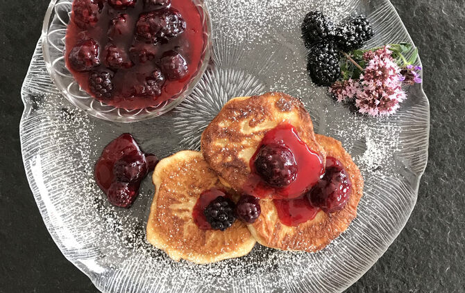 Buttermilchküchle mit Brombeerragout