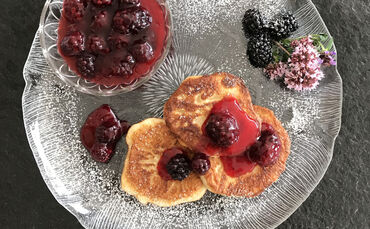 Buttermilchküchle mit Brombeerragout 