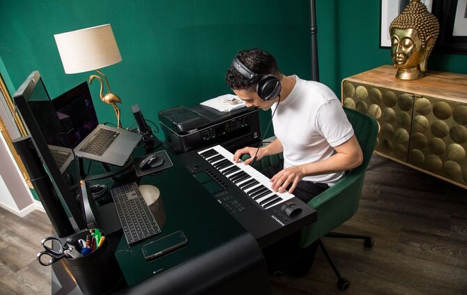 Ein Mann spielt Klavier