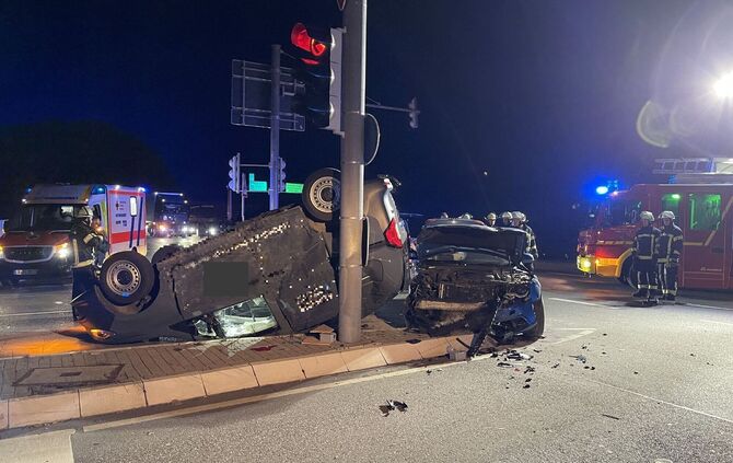 Ludwigsburg: PKW landet nach Unfall auf dem Dach - 1 Person schwer verletzt