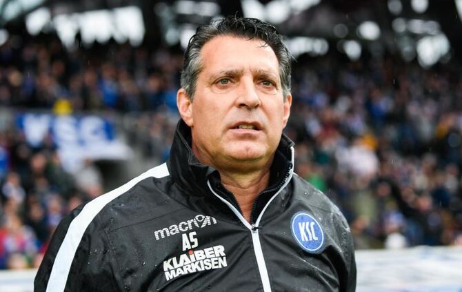 Alois Schwartz steht im Stadion