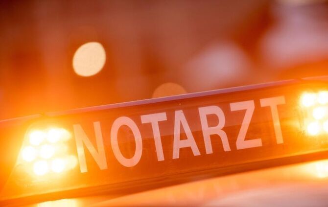 Ein Dachschild mit der Aufschrift "Notarzt"