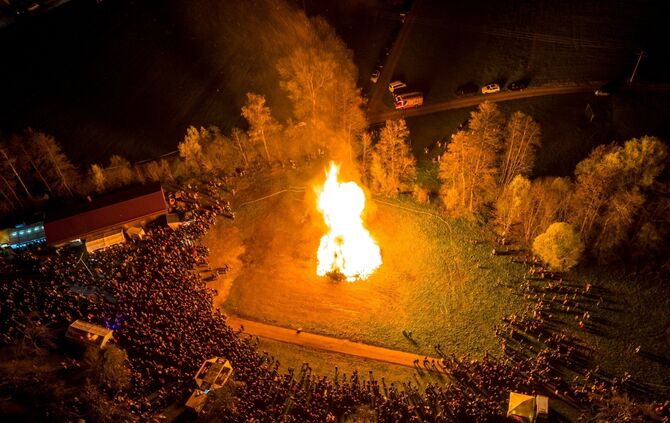 Luftbild: Osterfeuer Berglen-Rettersburg, 30.03.2024.