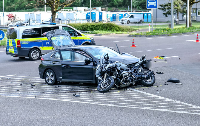 Tödlicher Unfall: Auto übersieht Motorrad, Im Aichenbachhof / AS B 29, Plüderhausen, 10.04.2024.