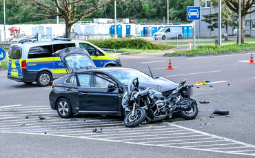 Tödlicher Unfall: Auto übersieht Motorrad, Im Aichenbachhof / AS B 29, Plüderhausen, 10.04.2024.
