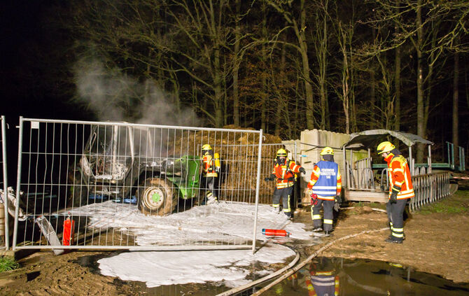 Teleskoplader in Brand geraten - Bild 01_0