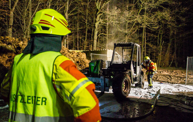 Teleskoplader in Brand geraten - Bild 02_1