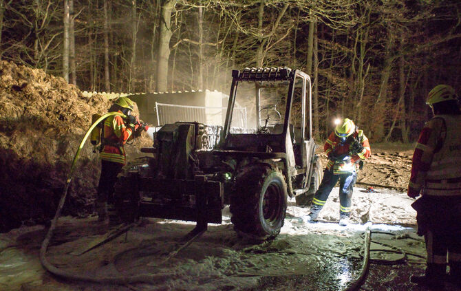 Teleskoplader in Brand geraten - Bild 03_2