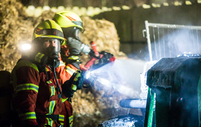 Teleskoplader in Brand geraten - Bild 05_4