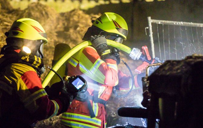 Teleskoplader in Brand geraten - Bild 06_5