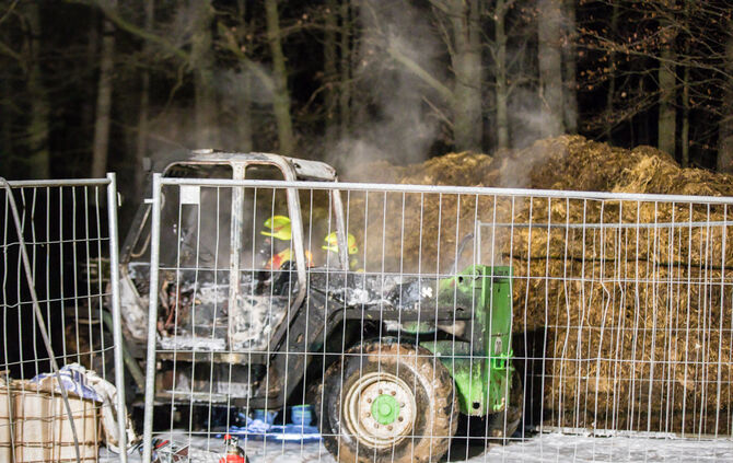 Teleskoplader in Brand geraten - Bild 07_6