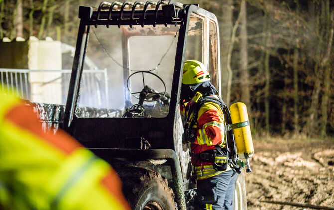 Teleskoplader in Brand geraten - Bild 08_7