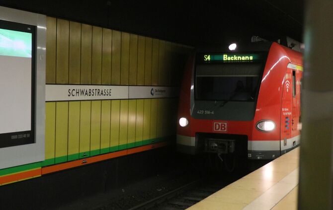 S-Bahn sbahn s bahn Schwabstraße Schwabstrasse s4 symbol symbolbild symbolfoto