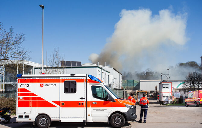 Sperrmüll-Haufen brennt und qualmt - Bild 07_10