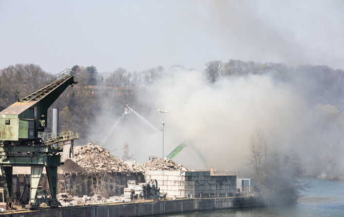 Sperrmüll-Haufen brennt und qualmt - Bild 04_15