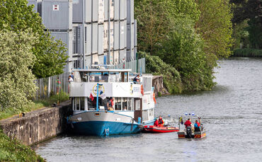 Neckar Captain havariert: Ausflugsschiff kracht fährt gegen Ufer - Dutzende Passagiere müssen von Schiff gerettet werden