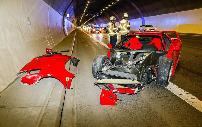 Verkehrsunfall mit Ferrari im Engelbergtunnel auf der A81 in Richtung Stuttgart: Personenschaden