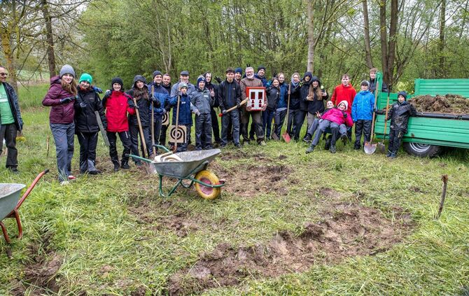 Katholische Jugend bei der 72-Stunden-Aktion im Landschaftspark Höllachaue, Leutenbach, 19.04.2024.