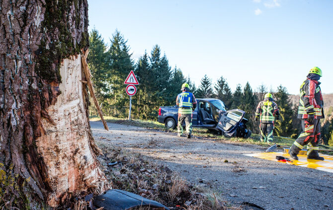 Tödlicher Unfall Althütte Baum geprallt_12