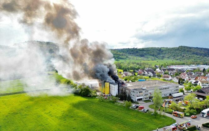 Die Lagerhabe der Firma Dusyma in Miedelsbach steht in Vollbrand.