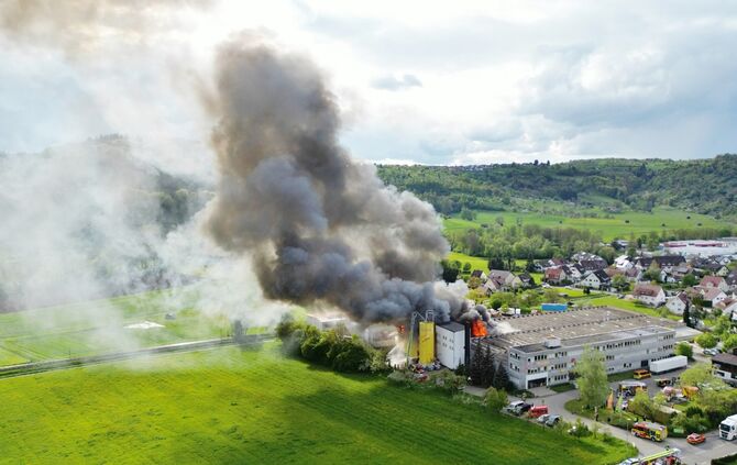 Großbrand bei Dusyma, Schorndorf-Miedelsbach, 22.04.2024.