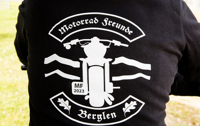 Jürgen Meier, Gründer der Motorradfreunde Berglen auf seiner Maschine beim KTSV Berglen, 08.04.2024.